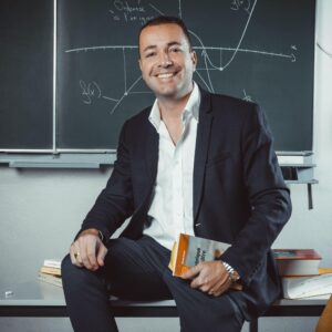Guillaume Moulin, der Direktor der Schule Ardevaz SLS, sitzt im Klassenzimmer.