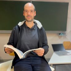 Преподаватель информатики сидит в классе Ardevaz SLS.